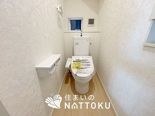 【トイレ】汚れてもサッとひと拭きでお手入れ簡単、エコ仕様の温水洗浄便座付きのトイレです。
バリアフリーにも配慮しています。
