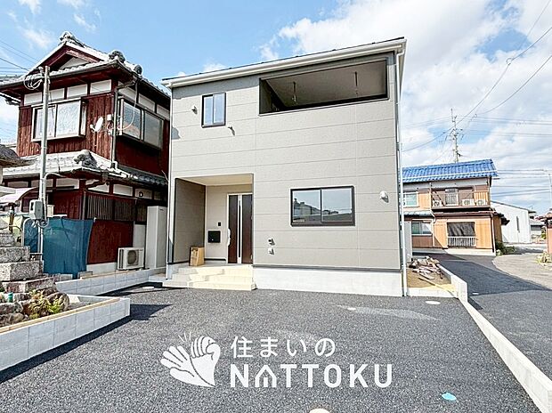 【現地写真（外観）【１号地】】雨で汚れを落とし、耐久性・耐候性に優れた外壁を使用しています。