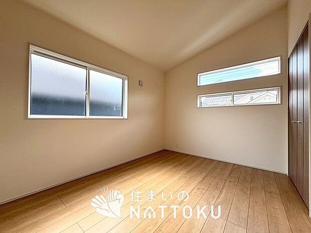 【現地写真（寝室）】木目の美しさを際立たせるシンプルデザインの建具を使用しています。
