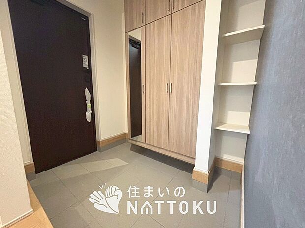 【現地写真（玄関）】玄関には、大型のシューズ収納を設置しています。