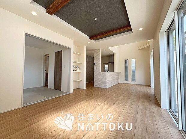 【現地写真（リビング）】フローリング材には、木目、色調など木材特有の風合いがあり、ナチュラルな美しさになっています。