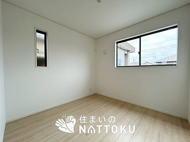 【現地写真(寝室)】木目の美しさを際立たせるシンプルデザインの建具を使用しています。