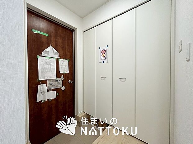 【現地写真(玄関)】玄関には、大型のシューズ収納を設置しています。