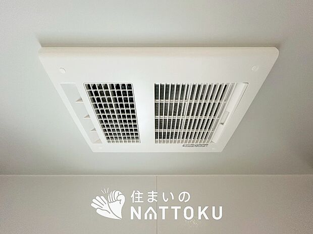 【浴室暖房換気乾燥機】サイドブロー機能で、乾燥効率アップです。
サイドに吹き出しを搭載することにより浴室内を端まで循環する気流ができ、さらに省エネ性能がアップします。
