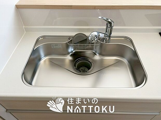 【浄水器内臓ハンドシャワー付シンク】広々とした凸型シンクに洗剤ポケットを標準装備。すっきり収納できます。
また、蛇口の先端に浄水器を内蔵しているため場所をとりません。