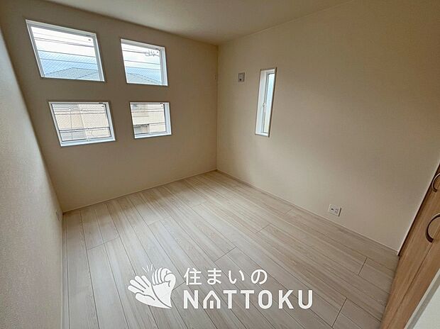 【現地写真（寝室）】木目の美しさを際立たせるシンプルデザインの建具を使用しています。
