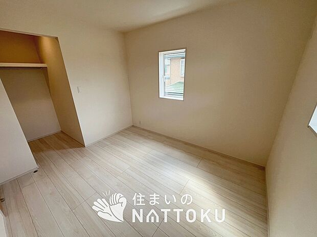 【現地写真（洋室）】木目の美しさを際立たせるシンプルデザインの建具を使用しています。