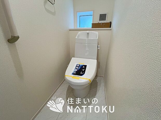 【トイレ】汚れてもサッとひと拭きでお手入れ簡単、エコ仕様の温水洗浄便座付きのトイレです。
バリアフリーにも配慮しています。
