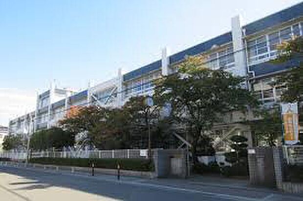 寝屋川市立第一中学校（約900m）