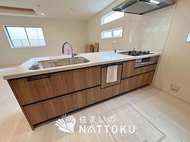 【現地写真（キッチン）】収納たっぷりのシステムキッチン、浄水器付水栓を標準装備しています。