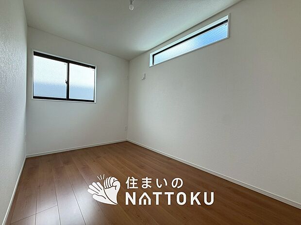 【現地写真(洋室)】木目の美しさを際立たせるシンプルデザインの建具を使用しています。