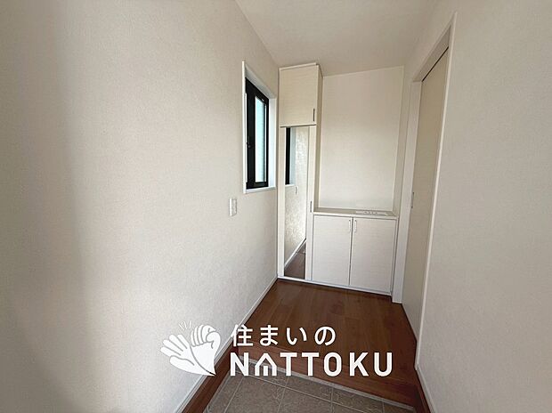 【現地写真(玄関)】玄関には、大型のシューズ収納を設置しています。