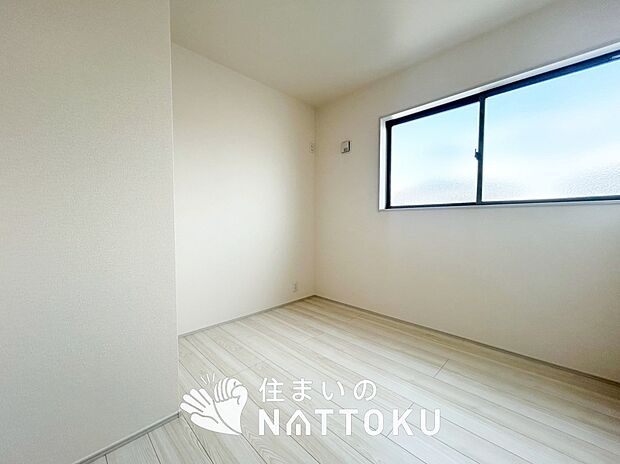 【現地写真（洋室）】木目の美しさを際立たせるシンプルデザインの建具を使用しています。