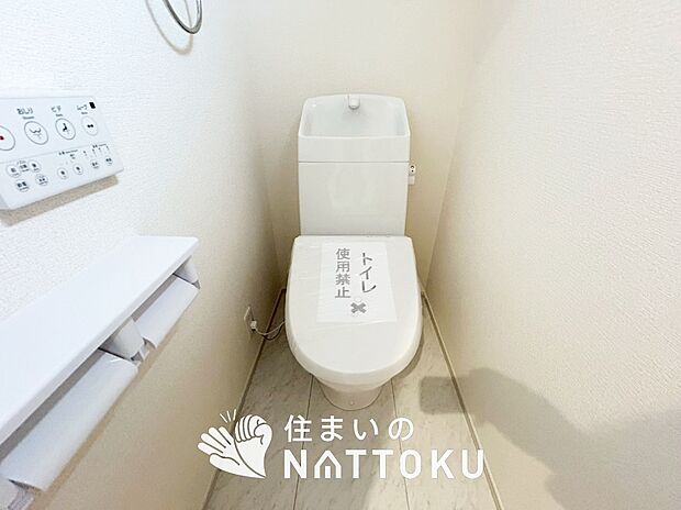 【トイレ】汚れてもサッとひと拭きでお手入れ簡単、エコ仕様の温水洗浄便座付きのトイレです。
バリアフリーにも配慮しています。
