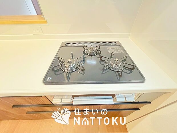 【ビルトインコンロ】フラットな構造で清掃性が高く、過熱防止センサー付3口タイプで日頃の家事も快適です。