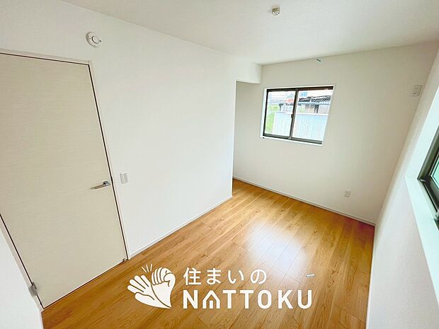 【現地写真（洋室）】木目の美しさを際立たせるシンプルデザインの建具を使用しています。