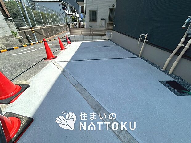 【現地写真（駐車場）】駐車スペースが広く、運転が苦手な方も安心です。
