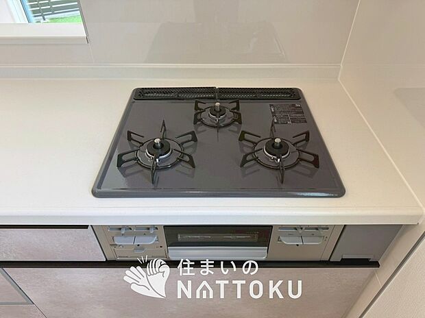 【ビルトインコンロ】フラットな構造で清掃性が高く、過熱防止センサー付３口タイプで日頃の家事も快適です。