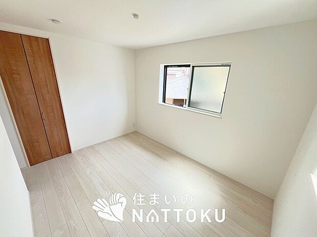 【現地写真(寝室)】木目の美しさを際立たせるシンプルデザインの建具を使用しています。