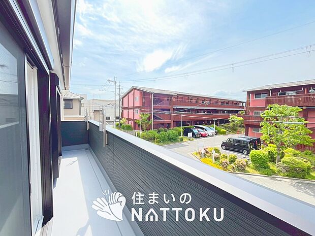 【バルコニー】奥行きが広く、洗濯物をゆったりと干せる十分な広さで、家族の洗濯も捗ります。