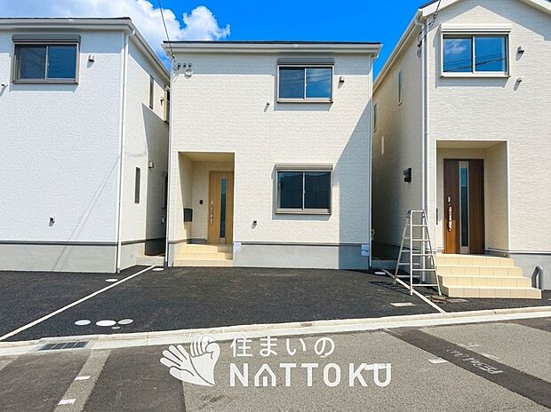 【現地写真（外観）【２号地】】軽くて火災に強い屋根材を採用し、地震時の建物への負担や揺れを軽減しています。