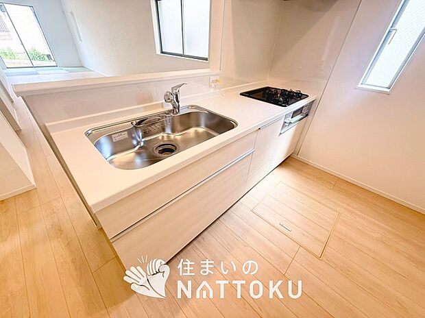 【現地写真（キッチン）】収納たっぷりのシステムキッチン、浄水器付水栓を標準装備しています。