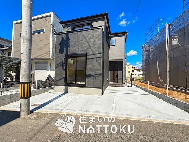 【現地写真（前道含む外観）】軽くて火災に強い屋根材を採用し、地震時の建物への負担や揺れを軽減しています。