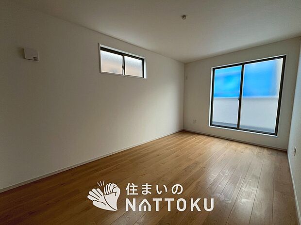 【現地写真（寝室）】木目の美しさを際立たせるシンプルデザインの建具を使用しています。