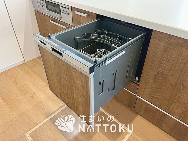 【食器洗い乾燥機】食後の時間にゆとりを与えてくれる食器洗い乾燥機。
操作ボタンも上面にあるので、腰をかがめずに操作ができラクラクです。
