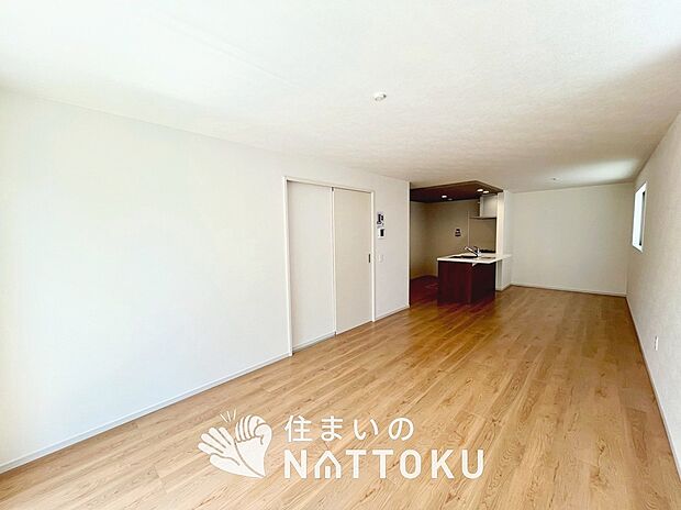 【現地写真（リビング）】フローリング材には、木目、色調など木材特有の風合いがあり、ナチュラルな美しさになっています。