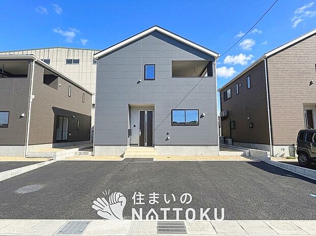 【現地写真（外観）【２号地】】軽くて火災に強い屋根材を採用し、地震時の建物への負担や揺れを軽減しています。