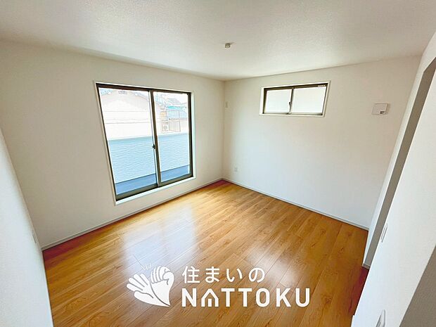 【現地写真（洋室）】木目の美しさを際立たせるシンプルデザインの建具を使用しています。