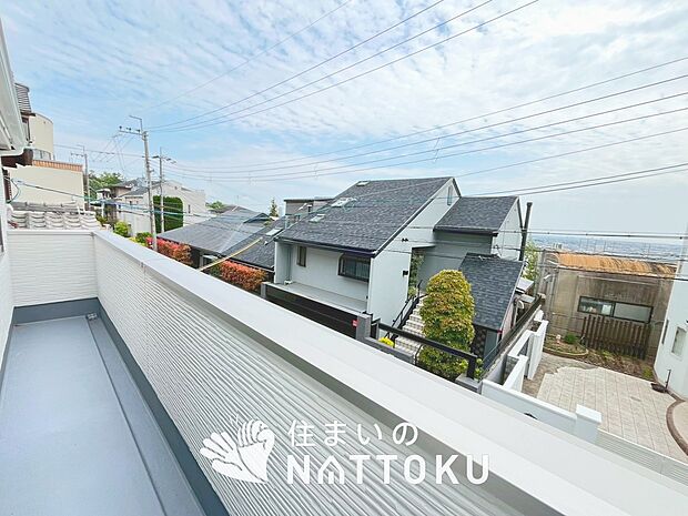【バルコニー】奥行きが広く、洗濯物をゆったりと干せる十分な広さで、家族の洗濯も捗ります。