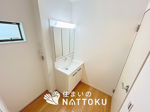 【洗面台・洗面所】鏡の両サイドは、必要なものを取出しやすく、大きな鏡面で朝の準備も快適。
使いやすいリフトアップ機能付きのシングルレバーシャワー水栓付です。