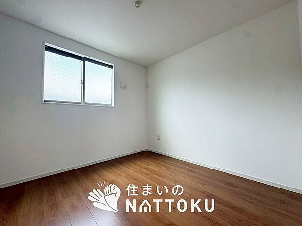 【現地写真（洋室）】木目の美しさを際立たせるシンプルデザインの建具を使用しています。