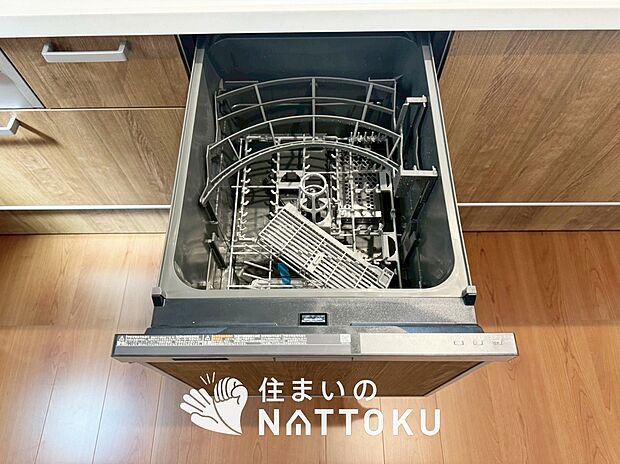 【食器洗い乾燥機】食後の時間にゆとりを与えてくれる食器洗い乾燥機。
操作ボタンも上面にあるので、腰をかがめずに操作ができラクラクです。
