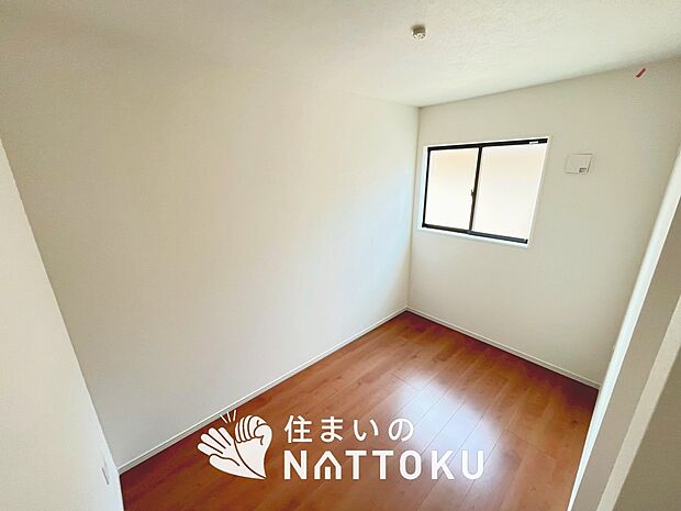 【現地写真（寝室）】木目の美しさを際立たせるシンプルデザインの建具を使用しています。