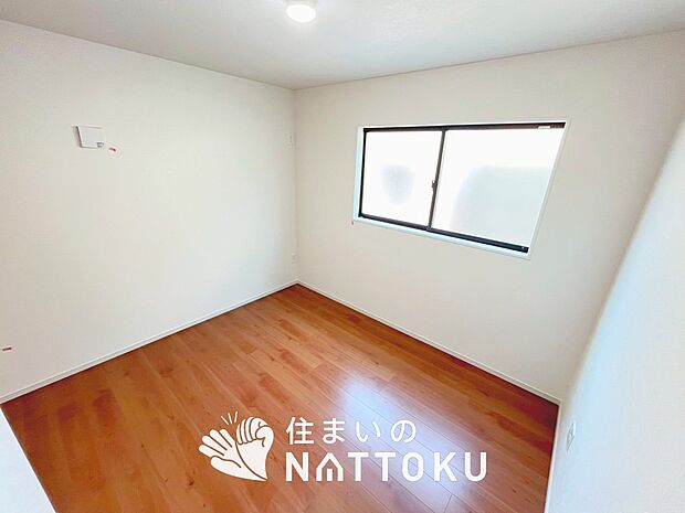【現地写真（洋室）】木目の美しさを際立たせるシンプルデザインの建具を使用しています。