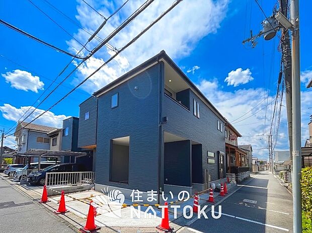 【現地写真（前道含む外観）】軽くて火災に強い屋根材を採用し、地震時の建物への負担や揺れを軽減しています。
