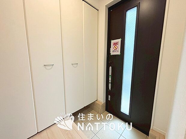 【現地写真（玄関）】玄関には、大型のシューズ収納を設置しています。