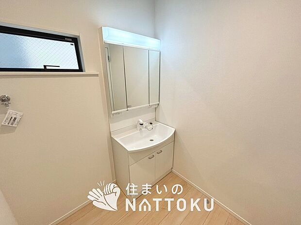 【洗面台・洗面所】鏡の両サイドは、必要なものを取出しやすく、大きな鏡面で朝の準備も快適。
使いやすいリフトアップ機能付きのシングルレバーシャワー水栓付です。
