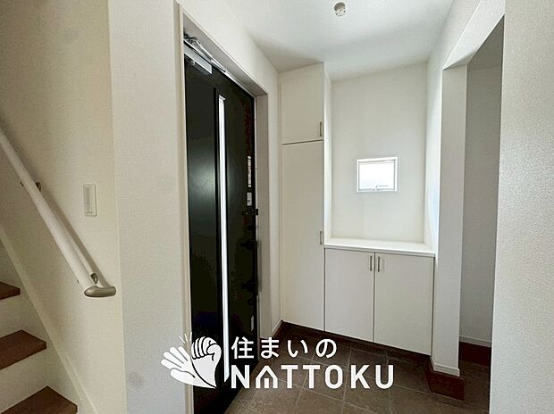 【現地写真（玄関）】玄関には、大型のシューズ収納を設置しています。