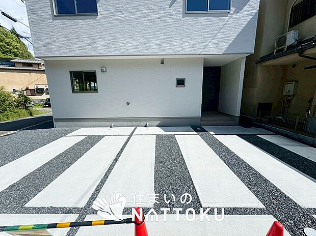 【現地写真（駐車場）】駐車スペースが広く、運転が苦手な方も安心です。