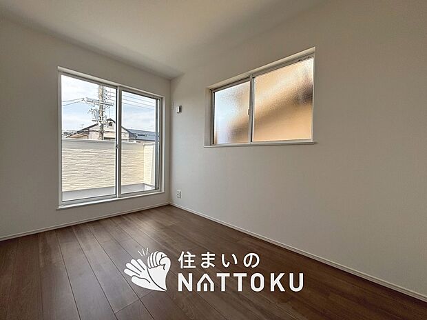 【現地写真（洋室）】木目の美しさを際立たせるシンプルデザインの建具を使用しています。
