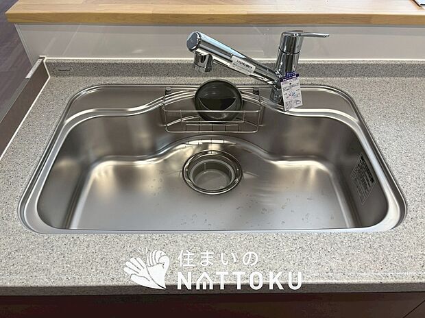 【浄水器内臓ハンドシャワー付シンク】広々とした凸型シンクに洗剤ポケットを標準装備。すっきり収納できます。
また、蛇口の先端に浄水器を内蔵しているため場所をとりません。
