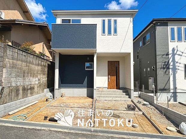 【現地写真（外観）【１号地】】雨で汚れを落とし、耐久性・耐候性に優れた外壁を使用しています。