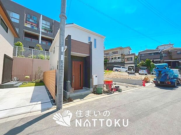 【現地写真（前道含む外観）】高い断熱性能があり、防湿性能の高いフィルム付属で壁内の結露対策をしています。