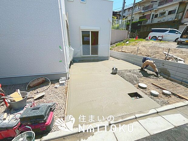 【現地写真（駐車場）】駐車スペースが広く、運転が苦手な方も安心です。