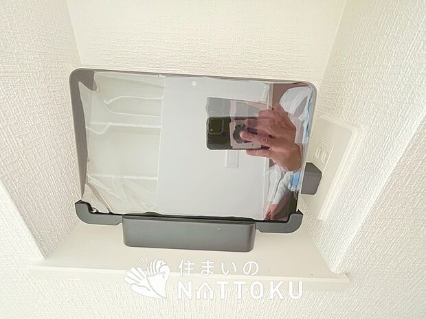 【TVモニター付インターホン】玄関の子機にカメラが付いており、来訪者の顔を確認できるため、音声だけの対応とは安心感が違います。
また、ハンズフリー通話で受話器を持つわずらわしさを解消できます。