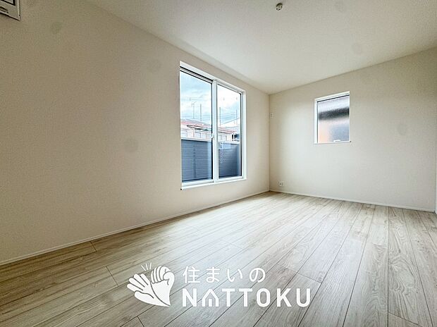 【現地写真（寝室）】木目の美しさを際立たせるシンプルデザインの建具を使用しています。